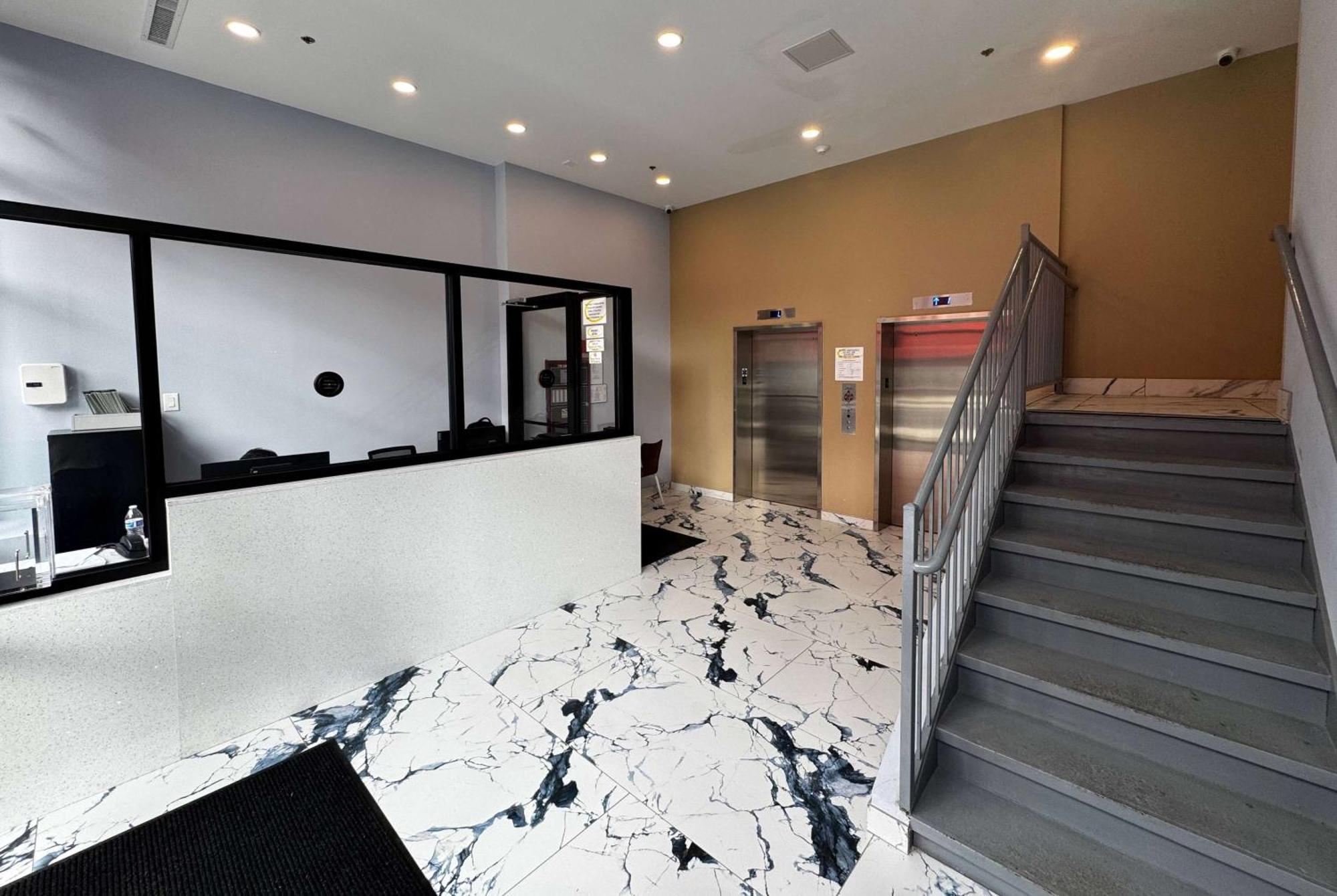Hotel Super 8 By Wyndham Brooklyn Fulton Street Broadway Junction New York Exterior foto